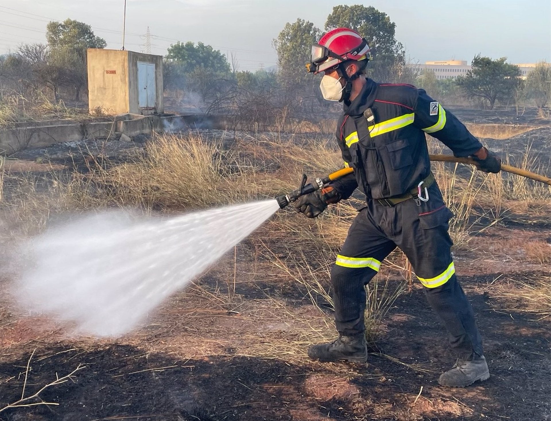 Extinguido el incendio declarado este lunes en los alrededores de la vía del tren de Vila-real Extinguido el incendio declarado este lunes en los alrededores de la vía del tren de Vila-real