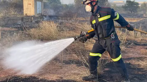 Extinguido el incendio declarado este lunes en los alrededores de la vía del tren de Vila-real