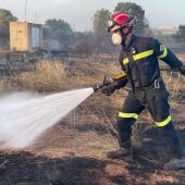 Extinguido el incendio declarado este lunes en los alrededores de la vía del tren de Vila-real