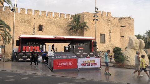 La gigantesca escultura de la Dama de Elche junto a la plataforma de salida de la contrarreloj de La Vuelta. La gigantesca escultura de la Dama de Elche junto a la plataforma de salida de la contrarreloj de La Vuelta.