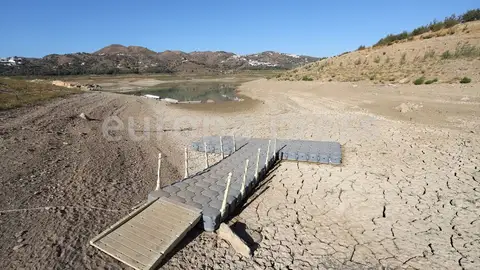 El pantano de La Viñuela situado en el término de Vélez Málaga. El pantano de La Viñuela situado en el término de Vélez Málaga.