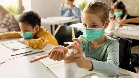 Niños con mascarilla en el aula Niños con mascarilla en el aula