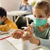 Niños con mascarilla en el aula Niños con mascarilla en el aula