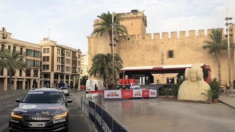 Salida de la Vuelta Ciclista a Espa&ntilde;a 2022 desde el Palacio de Altamira de Elche.