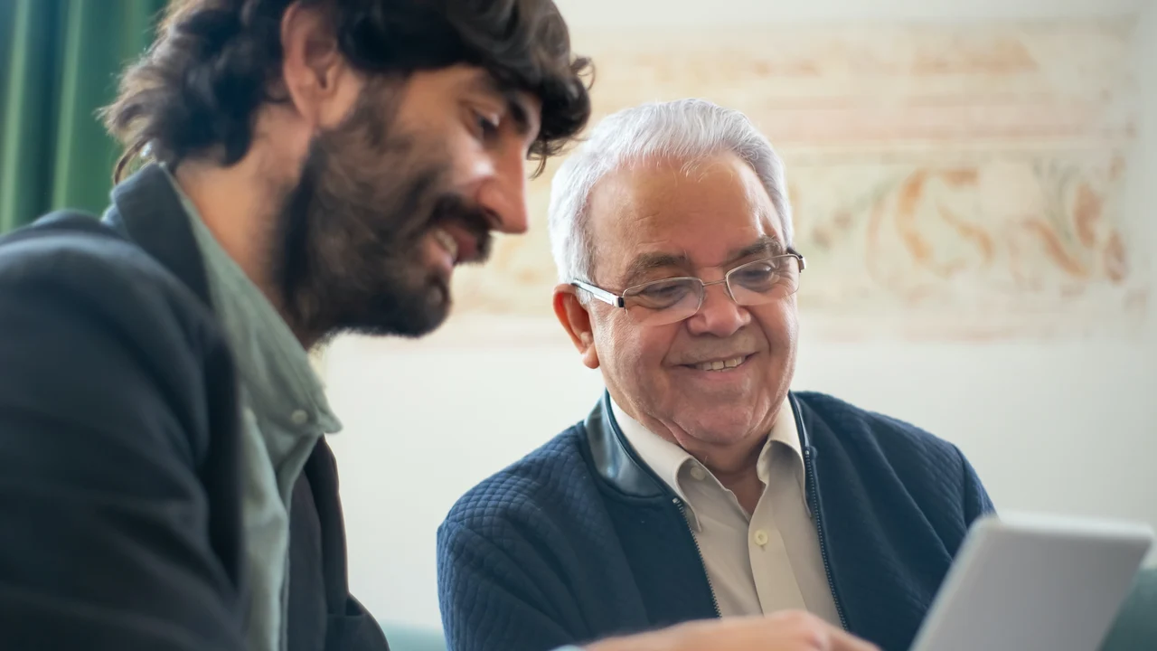 Un anciano trabajando
