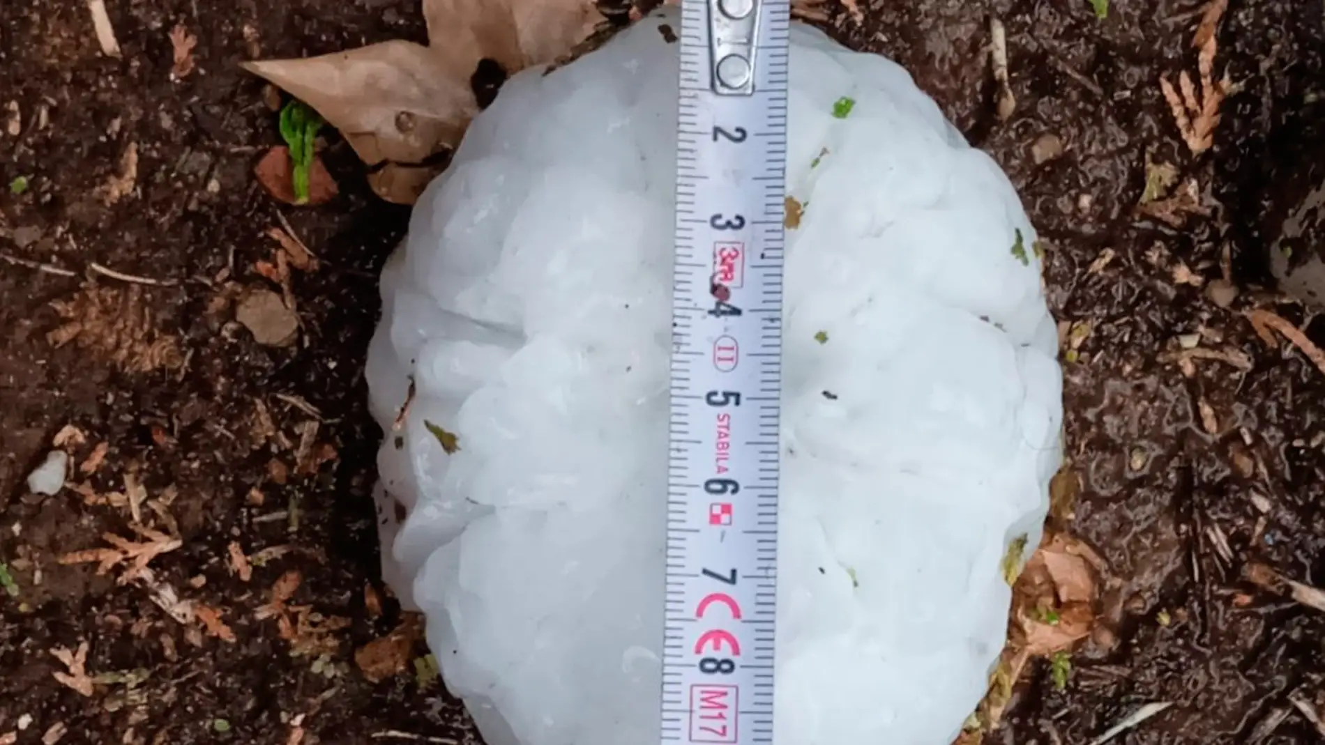 Cayeron bolas de granizo de diez centímetros de diámetro