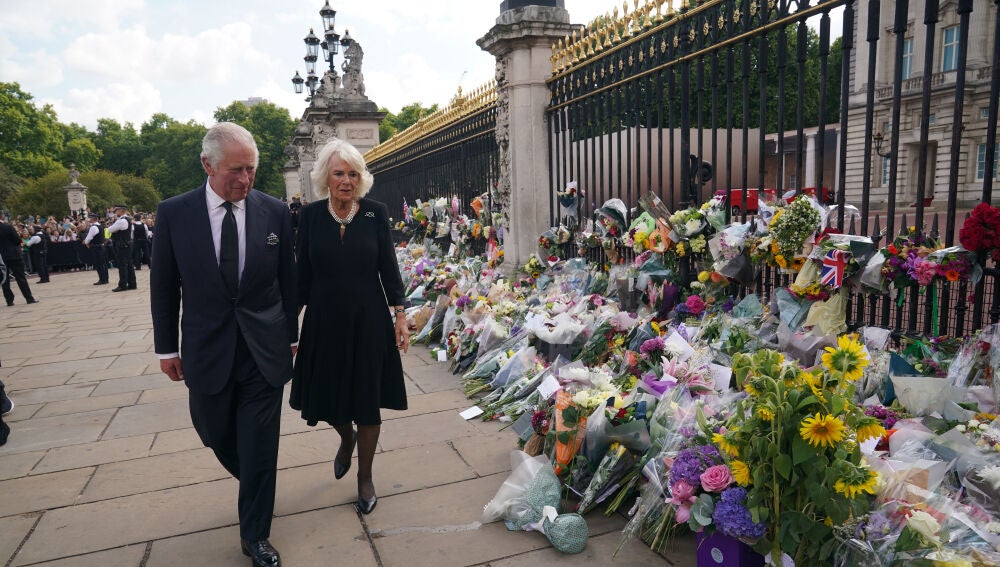 Carlos III y Camila Parker recorren la verja de Buckingham Palace