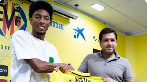 Johan Mojica, en su presentación como nuevo jugador del Villarreal Johan Mojica, en su presentación como nuevo jugador del Villarreal