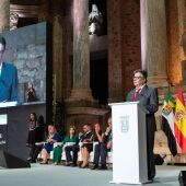 Luis Landero durante su intervención en el acto del Día de Extremadura