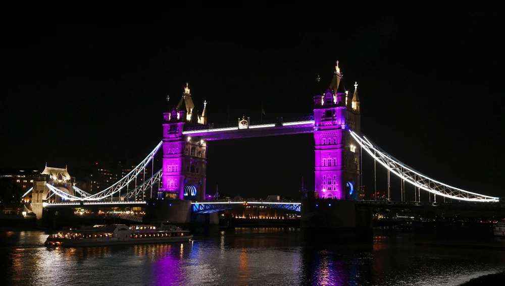 Tower Bridge iluminado en homenaje a Isabel II