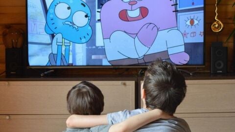 Ni&ntilde;os viendo la televisi&oacute;n 