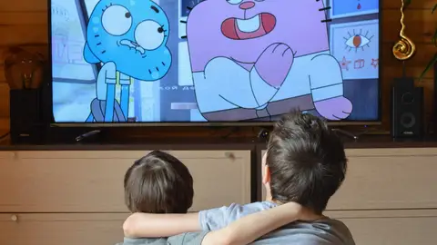 Niños viendo la televisión Niños viendo la televisión