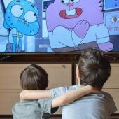 Niños viendo la televisión 