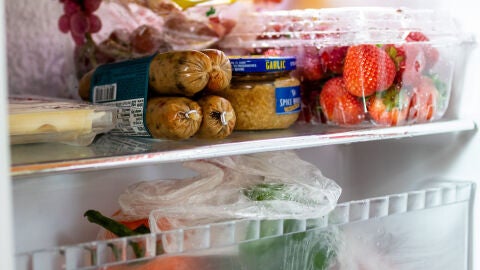 Imagen de archivo de varios art&iacute;culos en una nevera/ Unsplash
