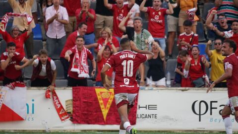 Pablo Ganet, centrocampista del Real Murcia, marca un gol en Alicante