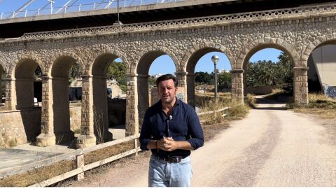 Pablo Ruz, portavoz del PP en el Ayuntamiento de Elche, junto al acueducto de Riegos de Levante. Pablo Ruz, portavoz del PP en el Ayuntamiento de Elche, junto al acueducto de Riegos de Levante.