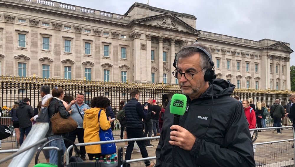 Carlos Alsina desde Londres realizando el programa especial tras la muerte de Isabel II