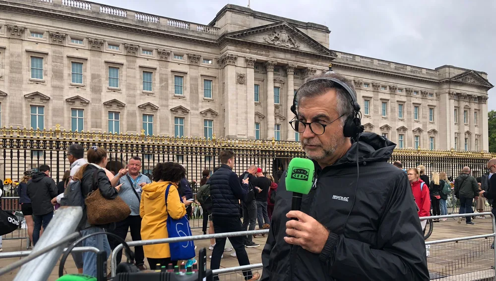 Carlos Alsina desde Londres realizando el programa especial tras la muerte de Isabel II Carlos Alsina desde Londres realizando el programa especial tras la muerte de Isabel II
