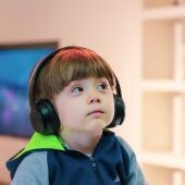 Imagen de archivo de un niño con trastorno del espectro autista (TEA) utilizando protectores auditivos
