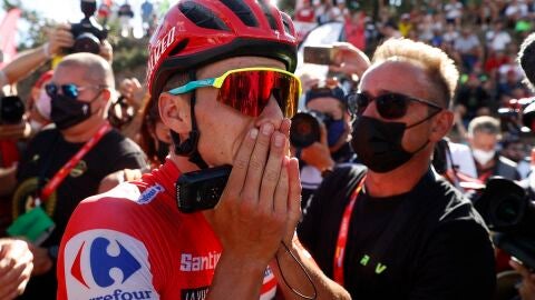 El ciclista belga Remco Evenepoel, virtual vencedor de la Vuelta 2022, llora al llegar a meta.