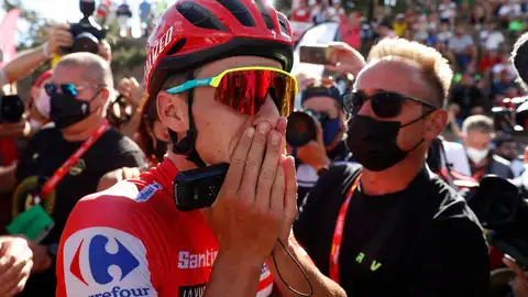 El ciclista belga Remco Evenepoel, virtual vencedor de la Vuelta 2022, llora al llegar a meta.