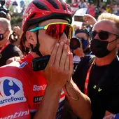 El ciclista belga Remco Evenepoel, virtual vencedor de la Vuelta 2022, llora al llegar a meta. El ciclista belga Remco Evenepoel, virtual vencedor de la Vuelta 2022, llora al llegar a meta.