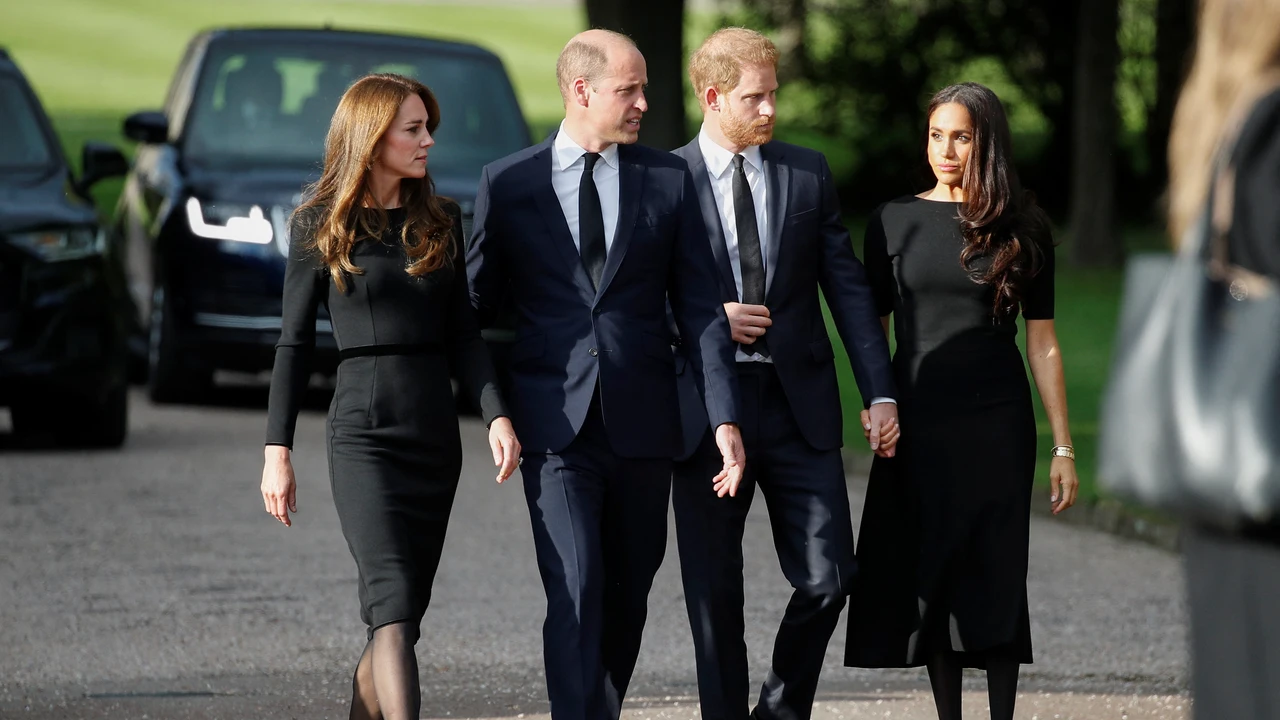 Guillermo y Enrique salen junto a sus esposas a saludar a la gente en Windsor