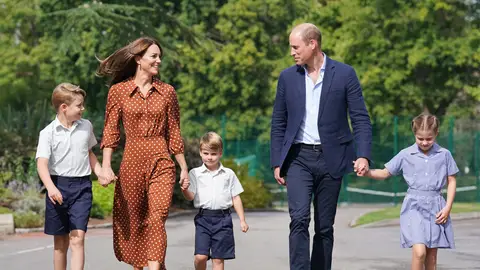Guillermo y Kate Middleton, en una fotografía de archivo paseando con sus hijos