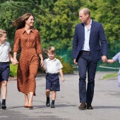 Guillermo y Kate Middleton, en una fotografía de archivo paseando con sus hijos