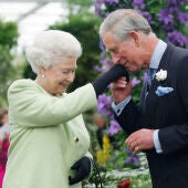 Carlos besa la mano de su madre Isabel II