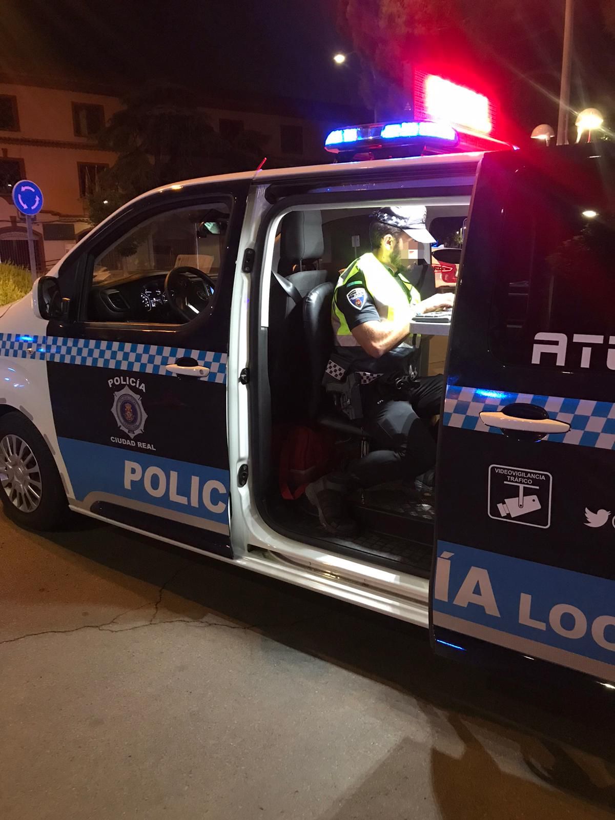 Detienen en Ciudad Real a un hombre que iba por la calle con un cuchillo en cada mano y agredió a dos agentes Detienen en Ciudad Real a un hombre que iba por la calle con un cuchillo en cada mano y agredió a dos agentes