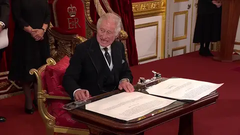 El gesto de Carlos III durante su proclamación como rey que ha causado polémica en las redes