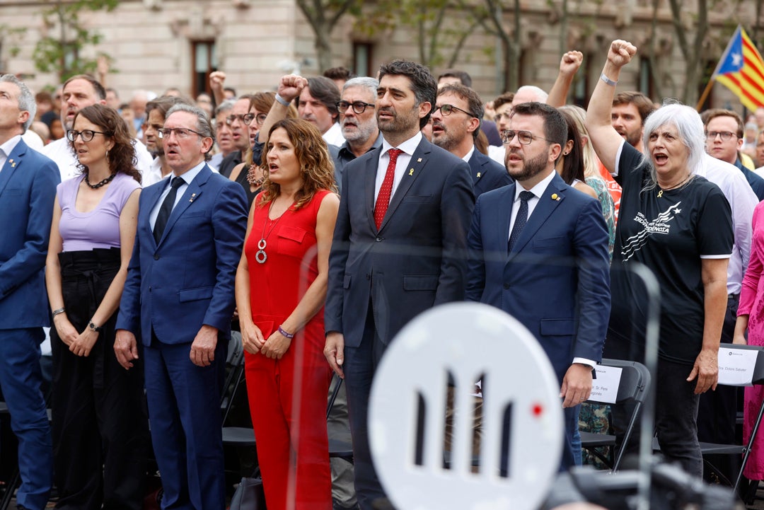 Los abucheos a ERC en la ofrenda marcan el inicio de la Diada de la división Los abucheos a ERC en la ofrenda marcan el inicio de la Diada de la división