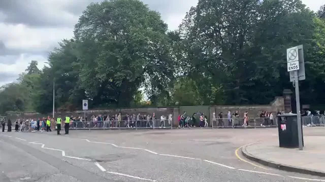 Cientos de personas se acercan al palacio de Holyrood, en Edimburgo Cientos de personas se acercan al palacio de Holyrood, en Edimburgo