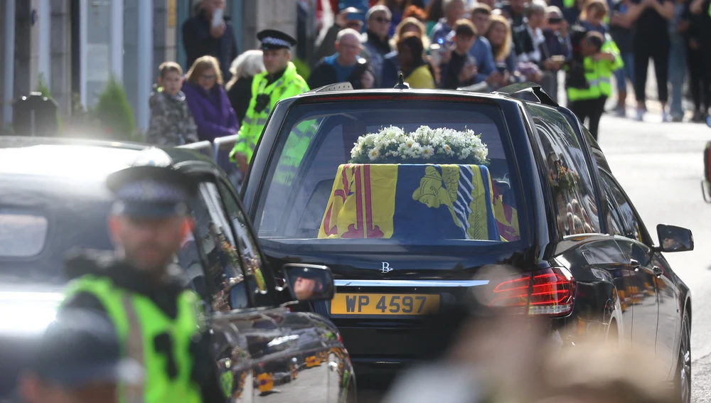 El coche fúnebre de la reina Isabel II durante su recorrido hasta Edimburgo