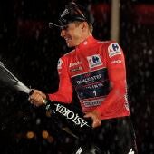 El belga Remco Evenepoel, ganador de la Vuelta, celebra la victoria en el podio.