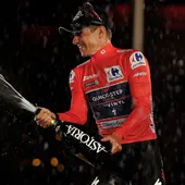 El belga Remco Evenepoel, ganador de la Vuelta, celebra la victoria en el podio. El belga Remco Evenepoel, ganador de la Vuelta, celebra la victoria en el podio.