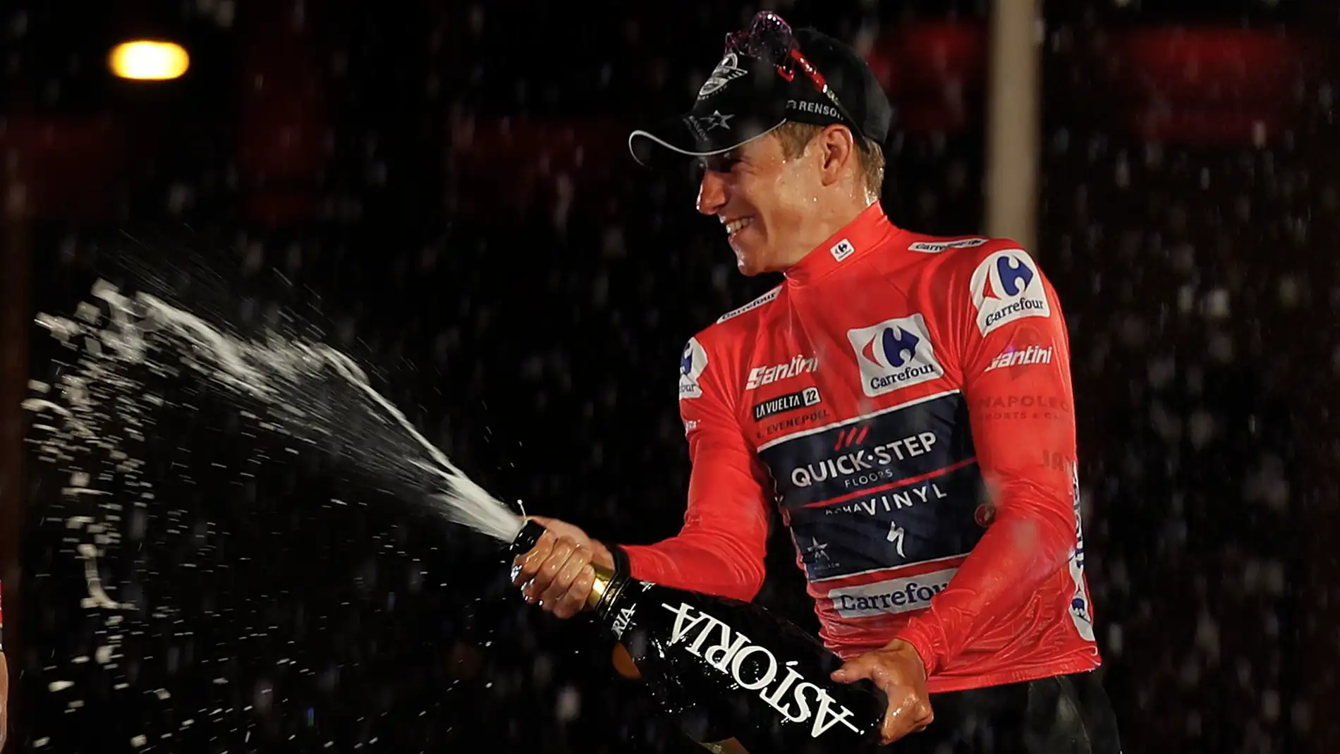 El belga Remco Evenepoel, ganador de la Vuelta, celebra la victoria en el podio.