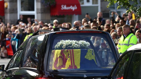 Cientos de personas despiden el f&eacute;retro de la reina Isabel II a su paso por Ballater, Escocia