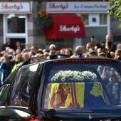 Cientos de personas despiden el féretro de la reina Isabel II a su paso por Ballater, Escocia