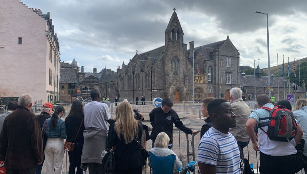 Decenas de personas se preparan para despedir a la reina en las inmediaciones del palacio de Holyrood, en Edimburgo