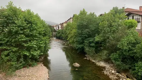 Vista del río Baztán a su paso por Elizondo (Navarra) Vista del río Baztán a su paso por Elizondo (Navarra)