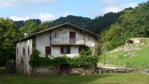 Un caserío en mitad del campo Un caserío en mitad del campo