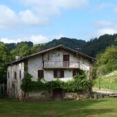 Un caserío en mitad del campo