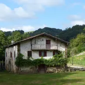 Un caserío en mitad del campo Un caserío en mitad del campo