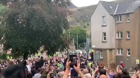 El cortejo fúnebre de Isabel II entra en Edimburgo El cortejo fúnebre de Isabel II entra en Edimburgo