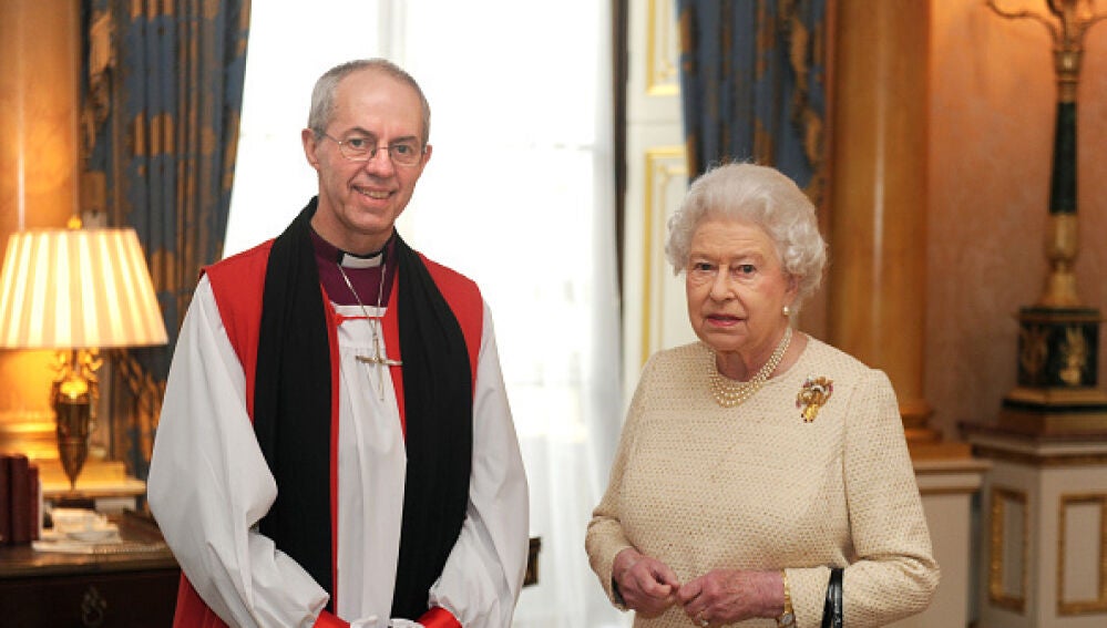 Isabel II y el Arzobispo de Canterbury en el Palacio de Buckingham