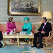 Isabel II tomando té