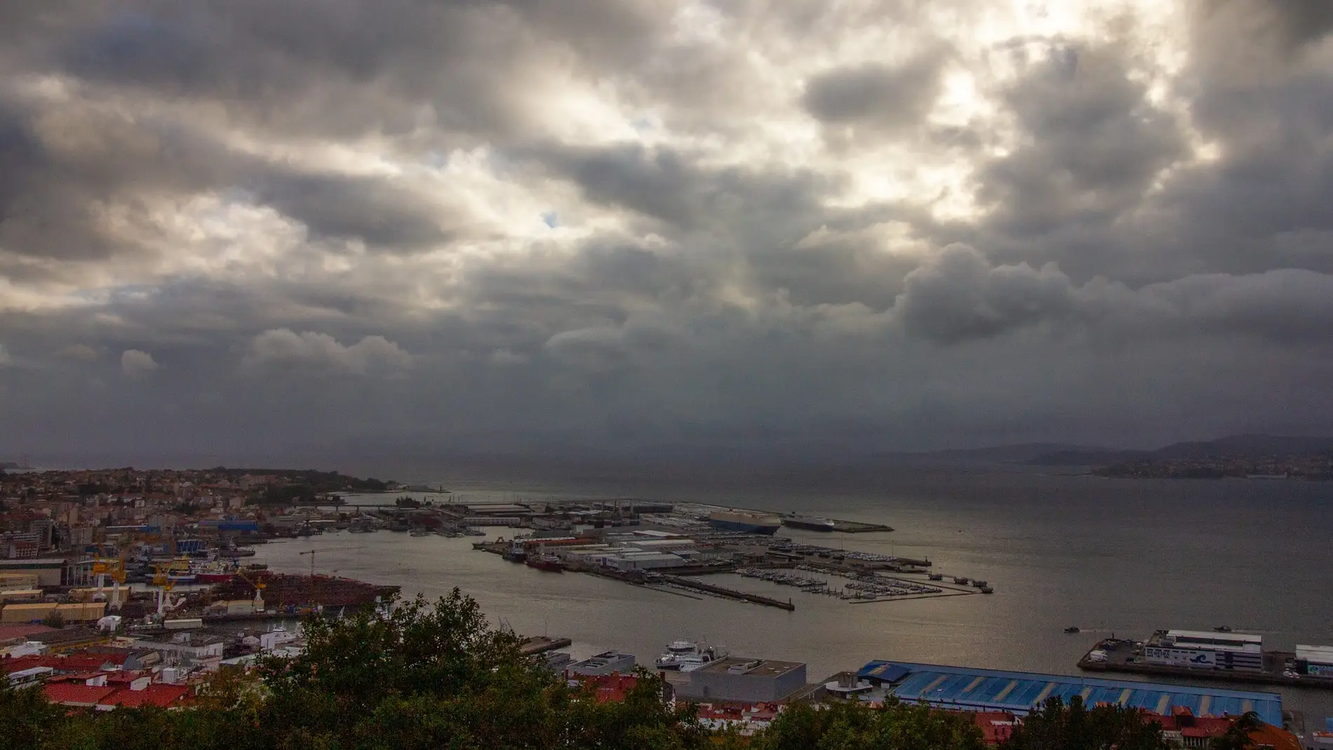 Imagen de archivo que muestra un cielo nublado sobre la ciudad de Vigo, Galicia/ Pixabay