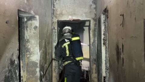 cinco dotaciones de bomberos acuden al incendio de una vivienda en Campo Real